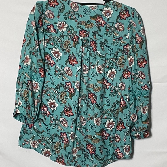 DR2  Size Small Greenish color with a floral print, Button up blouse. - Picture 4 of 4
